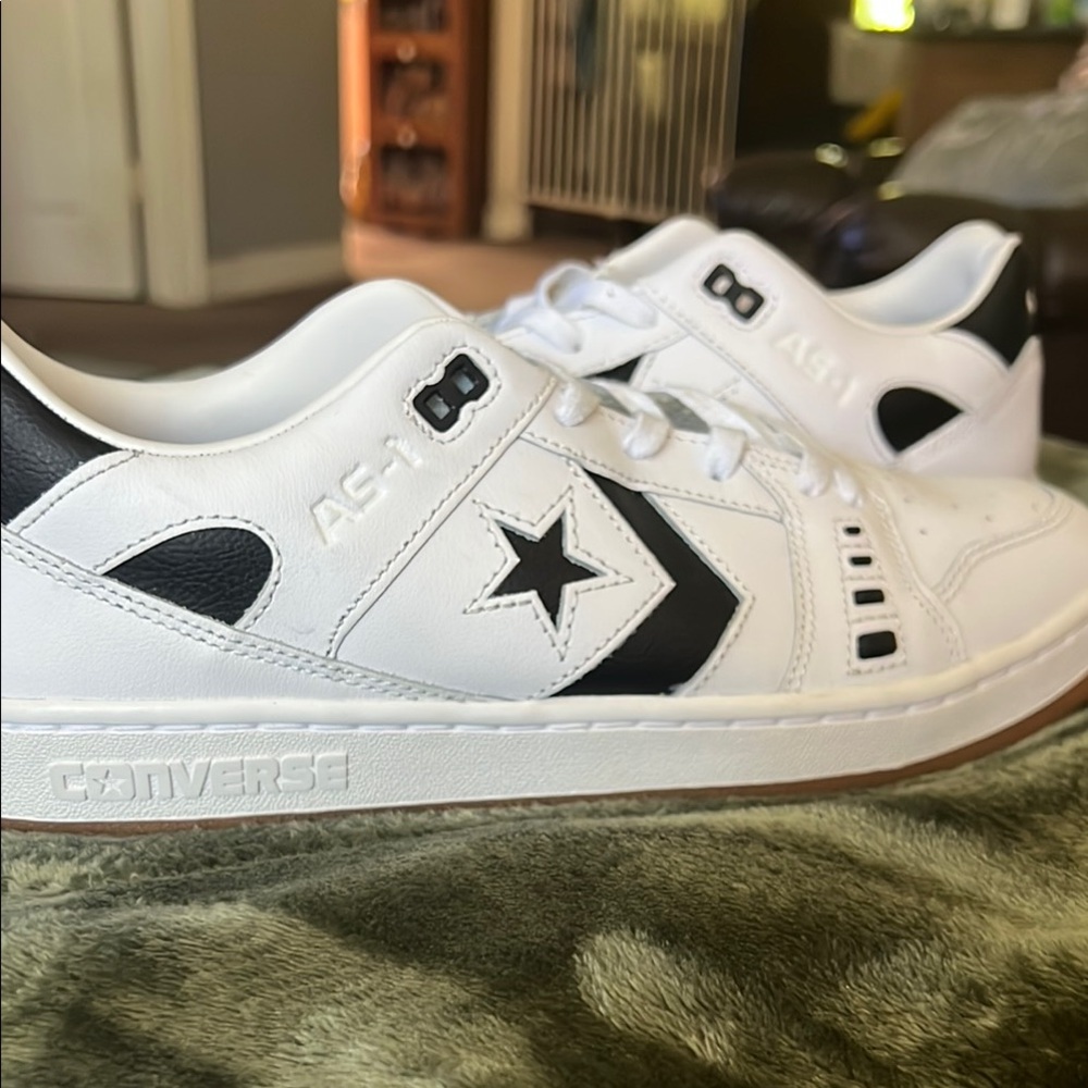 Converse White and Black Sneakers Retro Low-Top Style